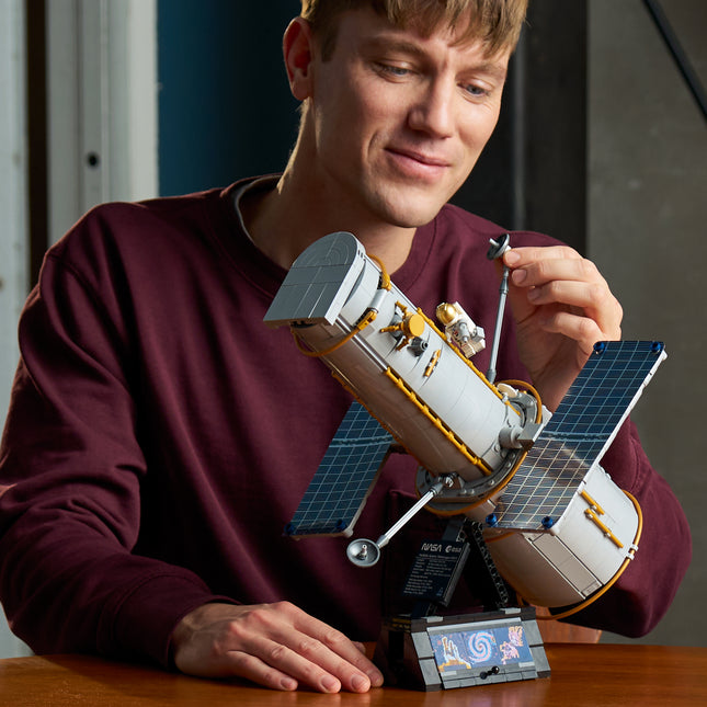 LEGO® Icons Le télescope spatial Hubble, Ensemble de décoration scientifique 11382