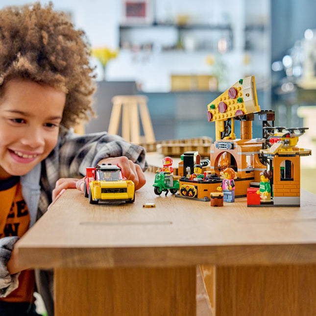 LEGO® City La pizzeria et ses véhicules de livraison 60496