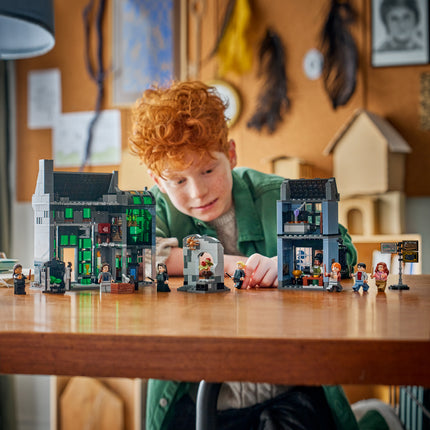 LEGO® Harry Potter™ Diagon Alley Weasleys' Wizard Wheezes 76471