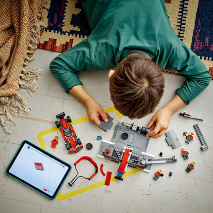 Lego City 60443 L’arrêt au stand et les mécaniciens de F1® avec la voiture Ferrari